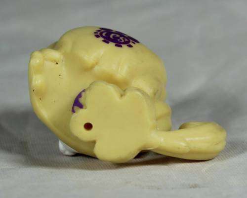 LITTLEST PET SHOP AUTHENTIC RANGE WITH A RED MAGNET HASBRO(POMMY LE CLERE POMERANIAN)BID NOW!