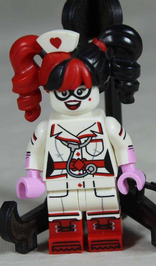 LEGO MINI FIGURINE-NURSE HARLEY QUINN(LEGO BATMAN MOVIE COLTBM13 SERIES 1)BID NOW!!