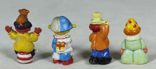 A SET OF 4 VERY SMALL CLOWNS (LOVELY) BID NOW!!!