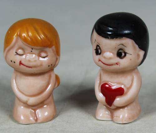 MINIATURE 1970`S LOVE IS CERAMIC PAIR(LOVELY) BID NOW!!!