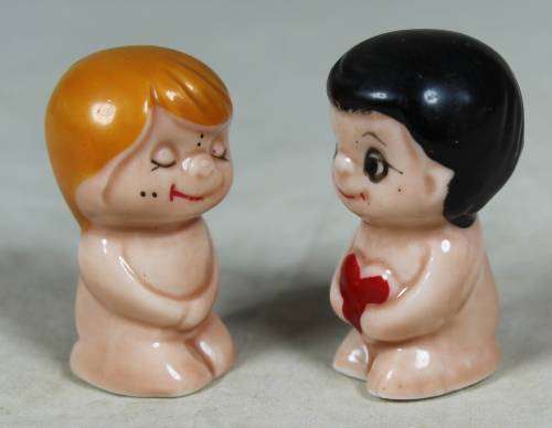 MINIATURE 1970`S LOVE IS CERAMIC PAIR(LOVELY) BID NOW!!!