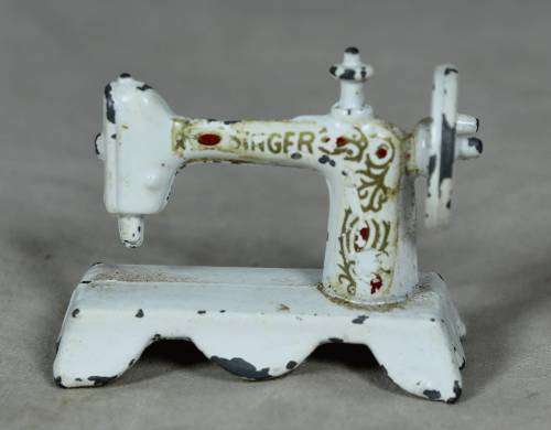 MINIATURE METAL SINGER SEWING MACHINE-BID NOW!!