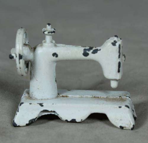 MINIATURE METAL SINGER SEWING MACHINE-BID NOW!!