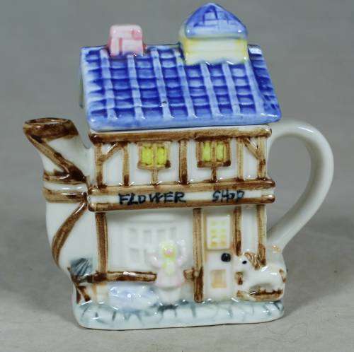 SMALL PORCELAIN BAVARIAN HOUSE TEA POT(LOVELY)-BID NOW!!