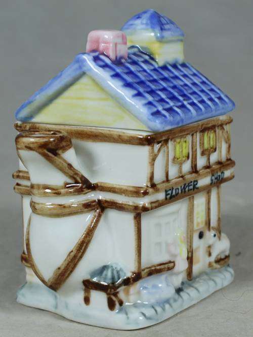 SMALL PORCELAIN BAVARIAN HOUSE TEA POT(LOVELY)-BID NOW!!