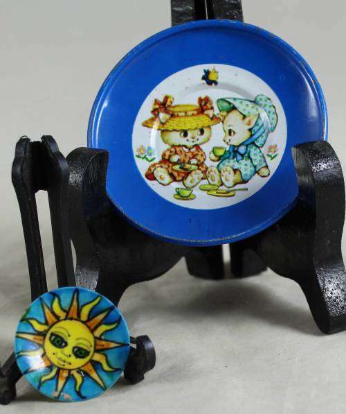 PAIR OF MINIATURE METAL KIDDIES PLATES(LOVELY)BID NOW!!