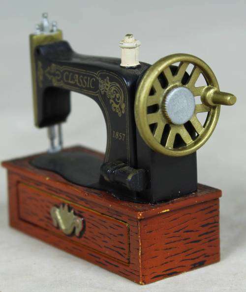 Unique Fridge Magnet - Sewing Machine - A Beauty - Bid Now!!!