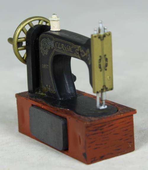 Unique Fridge Magnet - Sewing Machine - A Beauty - Bid Now!!!