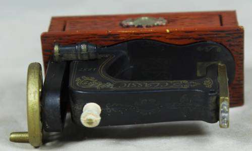 Unique Fridge Magnet - Sewing Machine - A Beauty - Bid Now!!!