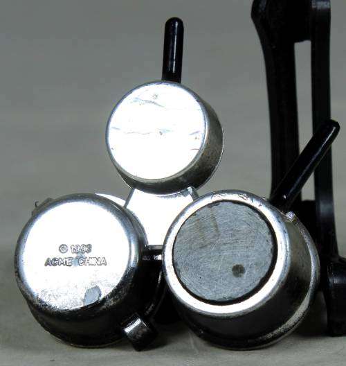 Unique Fridge Magnet - Trio Pots - A Beauty - Bid Now!!!