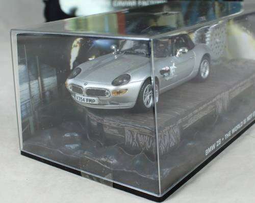 JAMES BOND 007 WITH MAGAZINE UNIVERSAL HOBBIES-BMW Z8 (The World Is Not Enough #4)