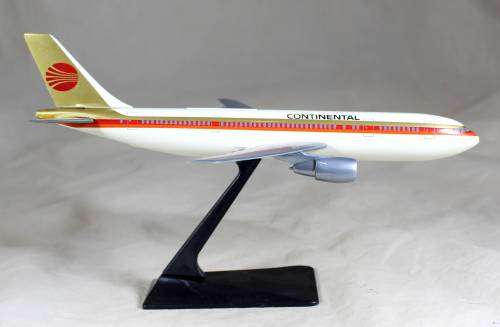 MODEL PLANE - CONTINENTAL - PLASTIC MODEL - BID NOW !!!
