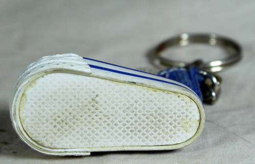 MINIATURE SHOE - BLUE SNEAKER KEY-RING - BID NOW!!!