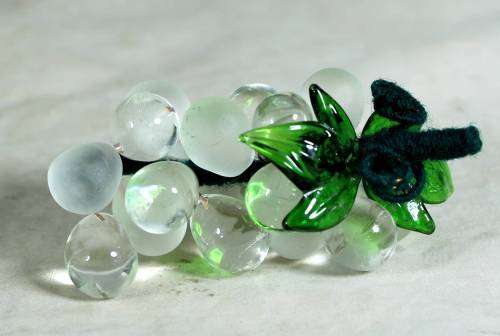 SMALL GLASS BUNCH OF GRAPES - WHITE - BID NOW!!!