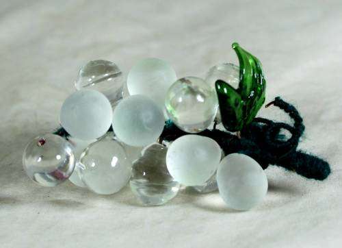 SMALL GLASS BUNCH OF GRAPES - WHITE - BID NOW!!!