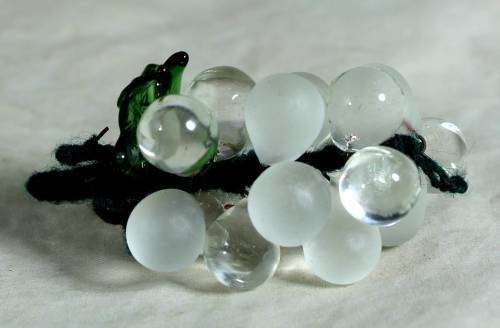 SMALL GLASS BUNCH OF GRAPES - WHITE - BID NOW!!!