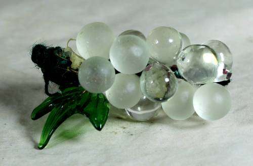 SMALL GLASS BUNCH OF GRAPES - WHITE - BID NOW!!!