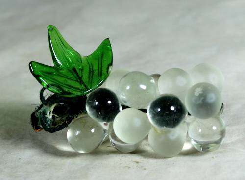 SMALL GLASS BUNCH OF GRAPES - WHITE - BID NOW!!!