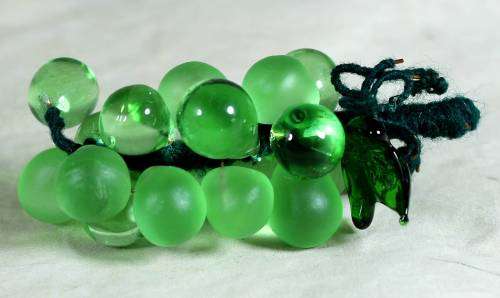 SMALL GLASS BUNCH OF GRAPES - GREEN - BID NOW!!!