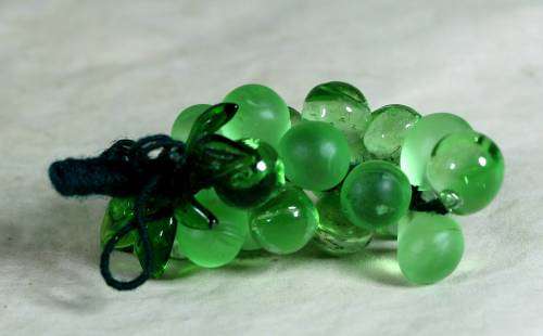 SMALL GLASS BUNCH OF GRAPES - GREEN - BID NOW!!!