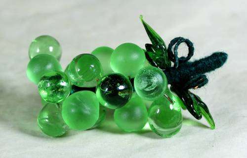 SMALL GLASS BUNCH OF GRAPES - GREEN - BID NOW!!!