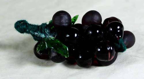 Small glass bunch of grapes - black
