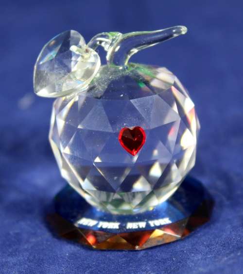 Crystal - New York Apple - A beautiful treasure!! Bid now!!