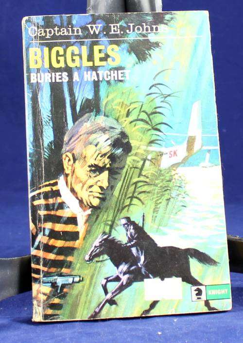 Captain W.E Johns - Biggles Buries A Hatchet -  ISBN0340104716  - BID NOW!!