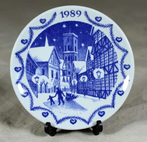 Royal Copenhagen Fajance - 1989 Christmas Town  Bid Now!!