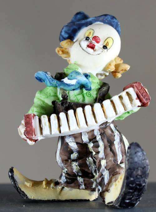 Small clown figurine - playing a concertina