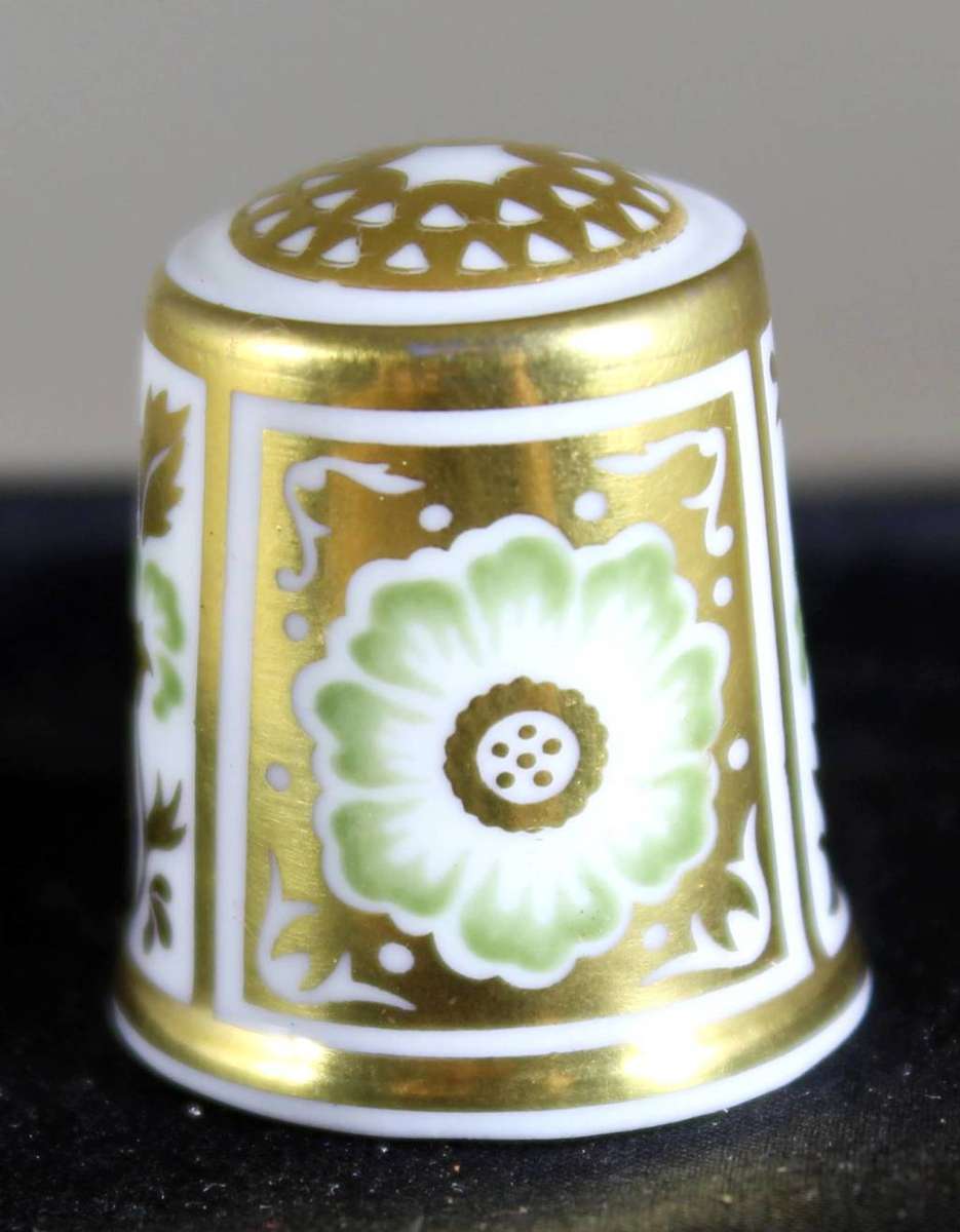 Collectible Thimble - Royal Crown Derby LV Flower Panels - Act Fast!! Bid Now!!!