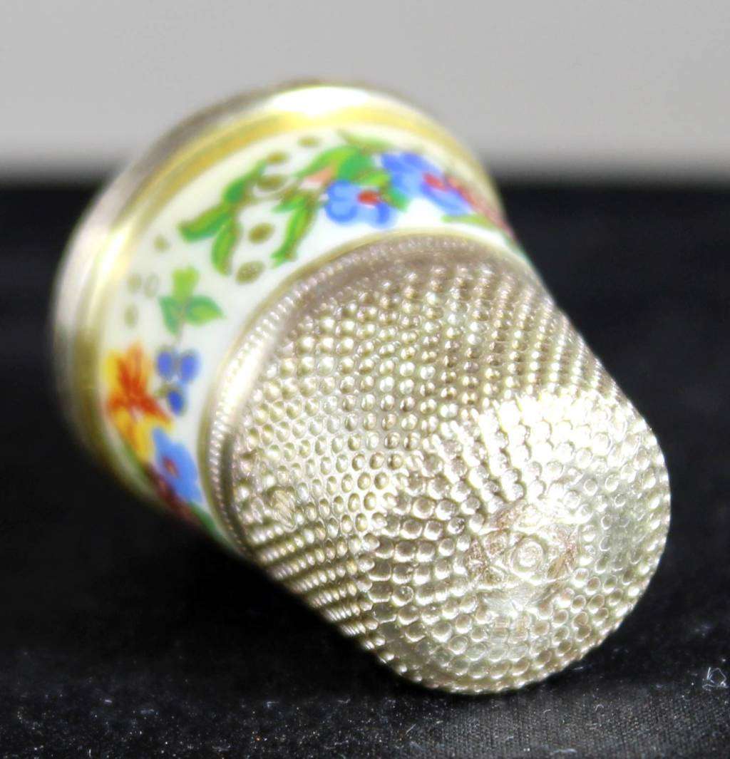 Collectible Thimble - Silver - Marked 925 with Enamel Band 3g - Act Fast!! Bid Now!!!
