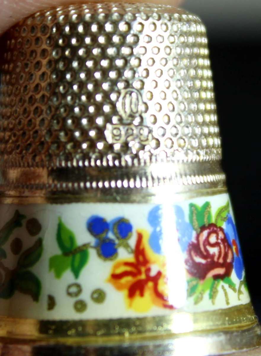 Collectible Thimble - Silver - Marked 925 with Enamel Band 3g - Act Fast!! Bid Now!!!