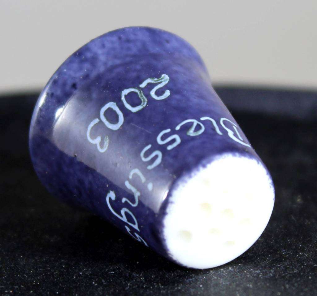 Collectible Thimble - Christmas Blessings 2003 - Act Fast!! Bid Now!!!