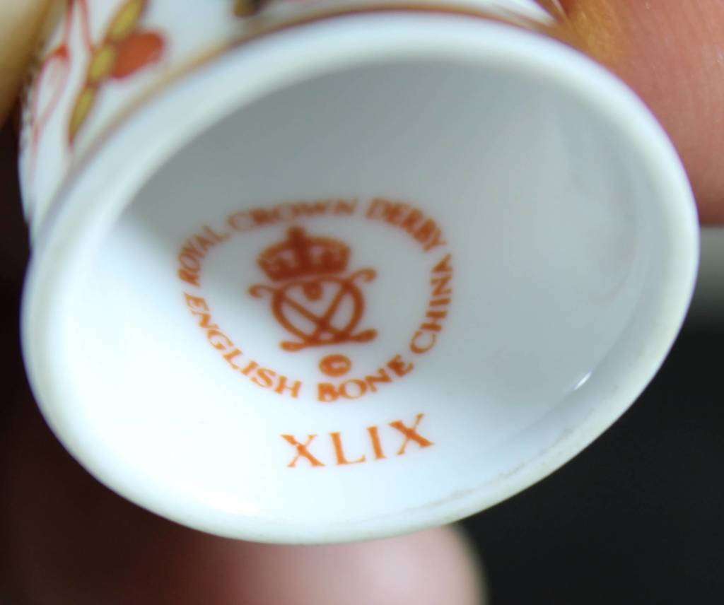 Collectible Thimble - Royal Crown Derby XLIX - Flowers - Act Fast!! Bid Now!!!