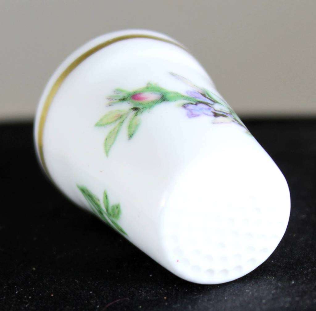 Collectible Thimble - Royal Albert - Flowers - Act Fast!! Bid Now!!!