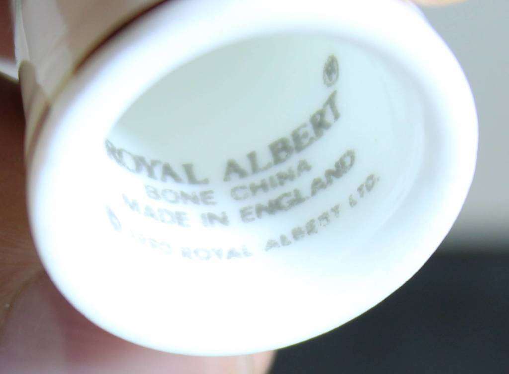 Collectible Thimble - Royal Albert - Flowers - Act Fast!! Bid Now!!!