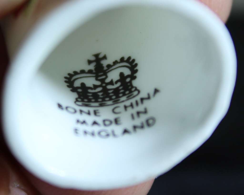 Collectible Thimble - Bird With Flowers - Crown China - Act Fast!! Bid Now!!!