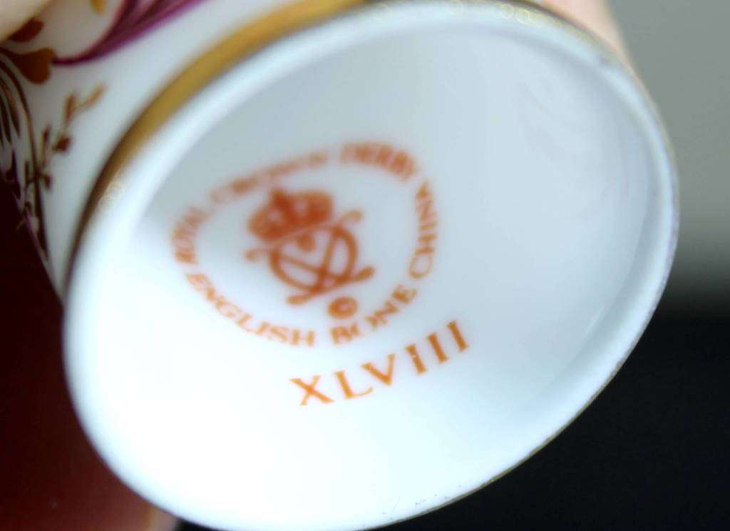 Collectible Thimble - Royal Crown Derby XLVIII - Leaves - Act Fast!! Bid Now!!!