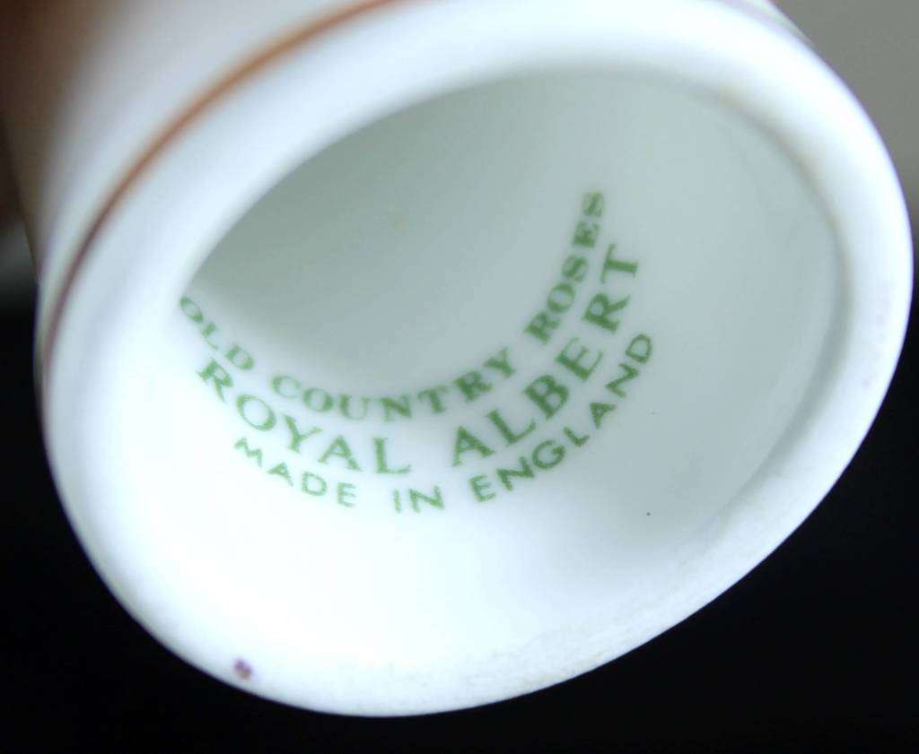 Collectible Thimble - Royal Albert - Old Country Roses- Act Fast!! Bid Now!!!