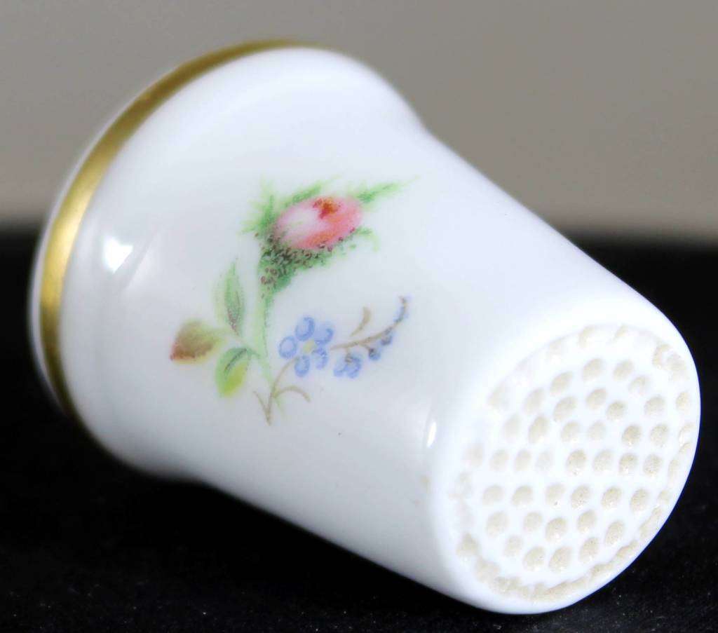 Collectible Thimble - Royal Albert - Moss Rose - Act Fast!! Bid Now!!!