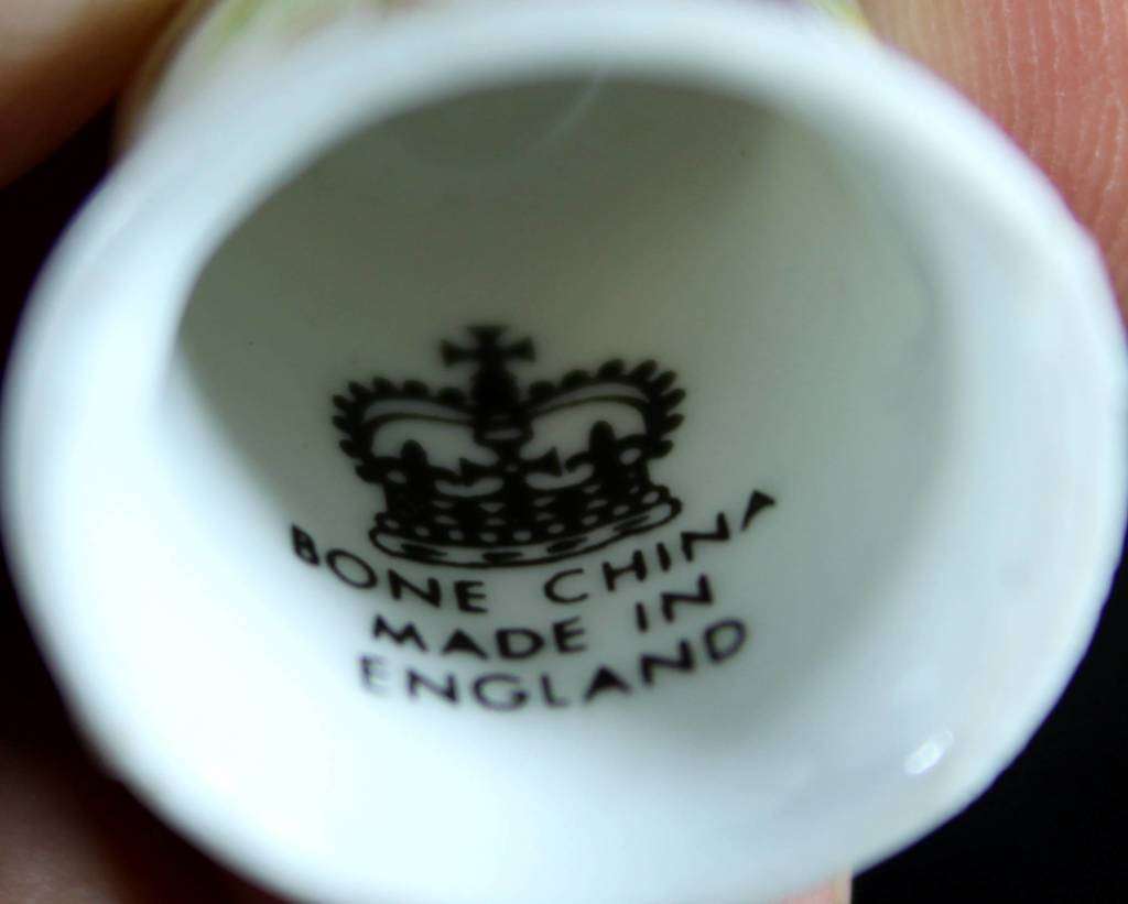 Collectible Thimble - Bird in a Tree - Made in England - Act Fast!! Bid Now!!!