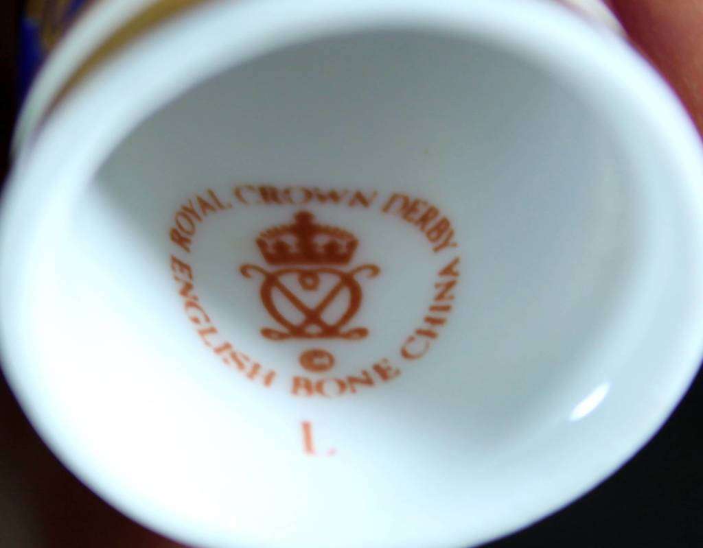 Collectible Thimble - Royal Crown Derby L - Round Flower - Act Fast!! Bid Now!!!