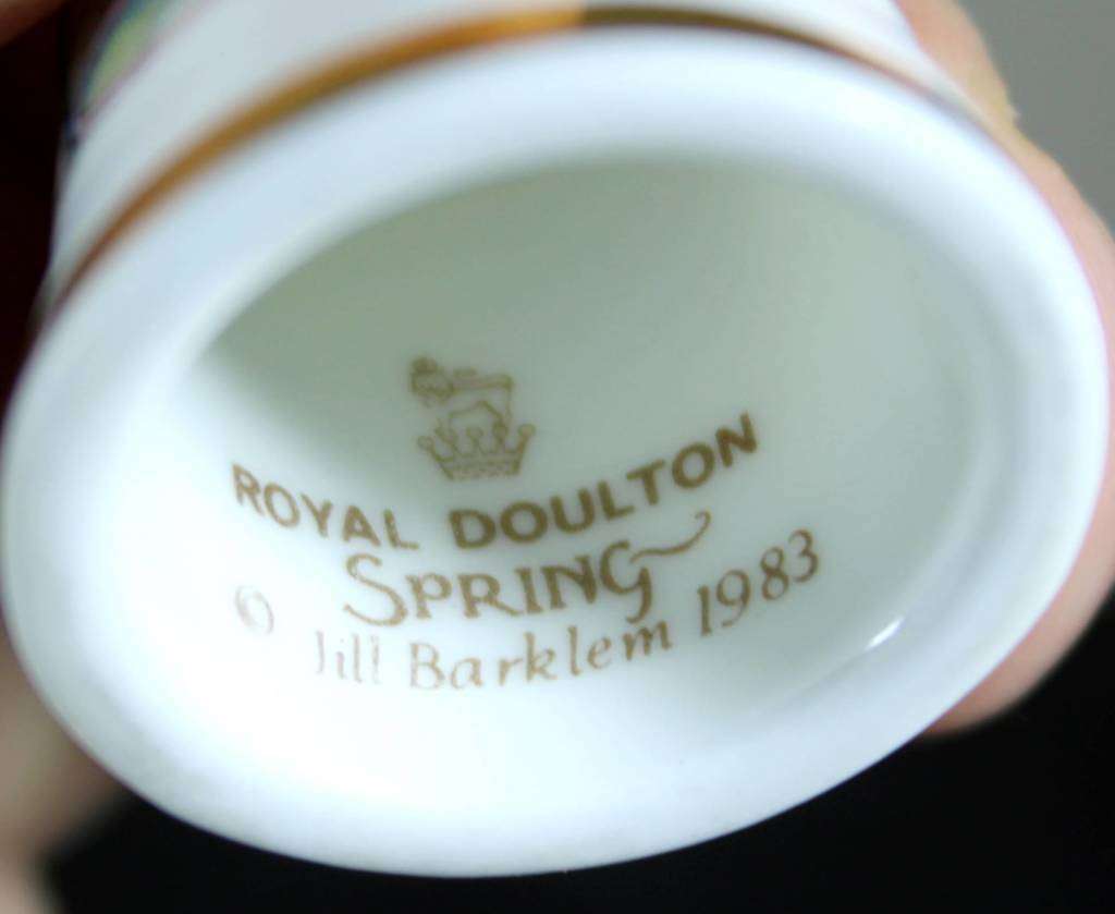 Collectible Thimble -Royal Doulton-Jill Barklem 1983- Wilfred playing Wistle - Act Fast!! Bid Now!!!