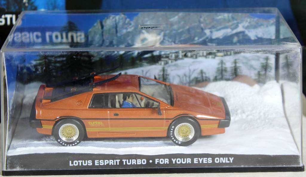 JAMES BOND 007  UNIVERSAL HOBBIES- Lotus Esprit Turbo ( For Your Eyes Only #8 )