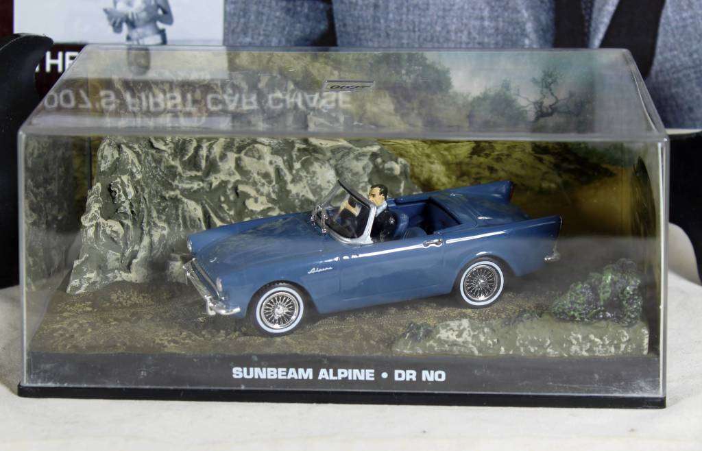 JAMES BOND 007  UNIVERSAL HOBBIES- Sunbeam Alpine ( Dr No #17 )