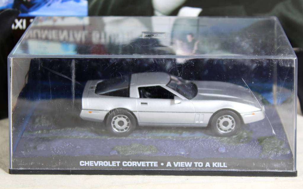 JAMES BOND 007  UNIVERSAL HOBBIES- Chevrolet Corvette ( A View To A Kill #37 )