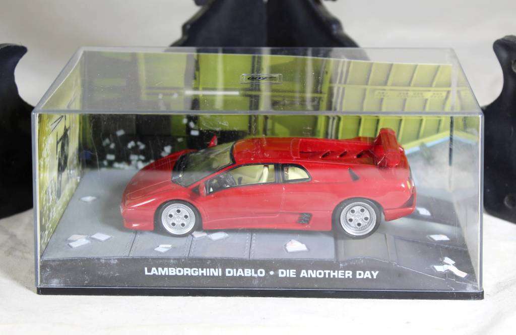 JAMES BOND 007  UNIVERSAL HOBBIES- Lamorghini Diablo ( Die Another Day #39 )