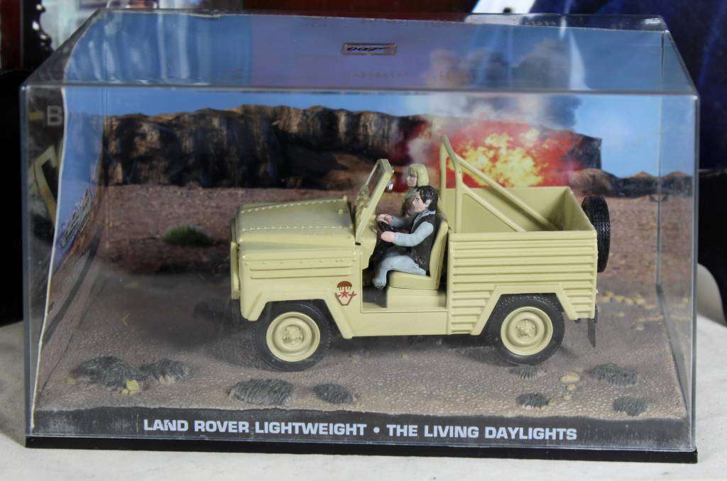 JAMES BOND 007  UNIVERSAL HOBBIES- Land Rover Lightweight ( The Living Daylights #67 )