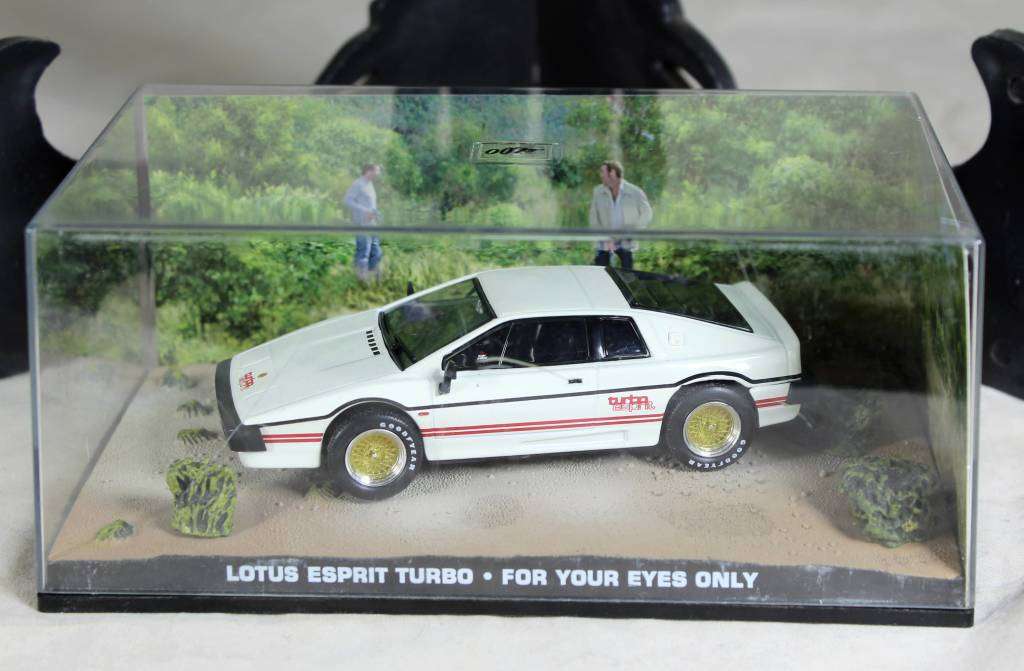 JAMES BOND 007  UNIVERSAL HOBBIES- Lotus Esprit Turbo ( For Your Eyes Only #68 )